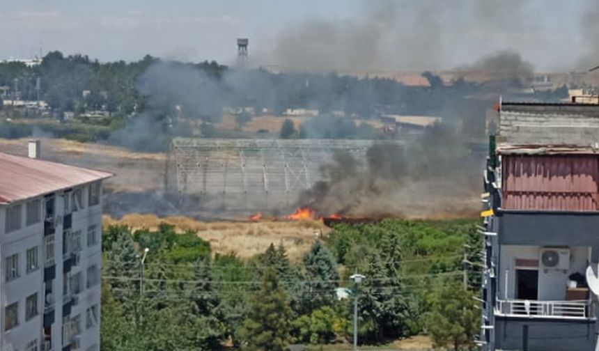 Diyarbakır Bağlar’da Turgut Özal Bulvarı’ndaki büyük tarlada anız yangını