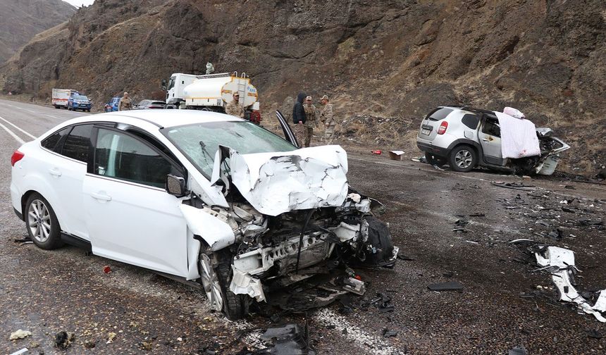 Diyarbakır'da iki araç kafa kafaya çarpıştı: 3 yaralı
