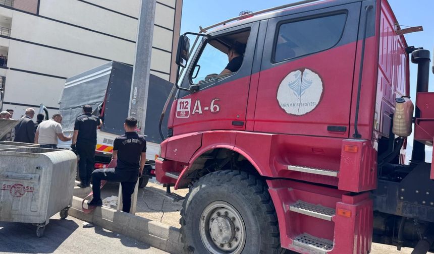 Askıda kalan kamyonet itfaiye ekiplerince kurtarıldı