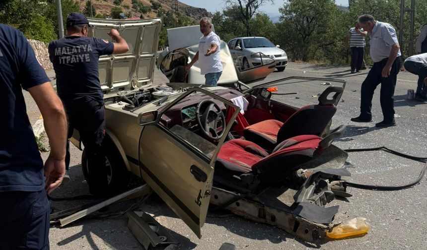 Elektrik direğine çarpan otomobil ikiye ayrıldı: 1 yaralı