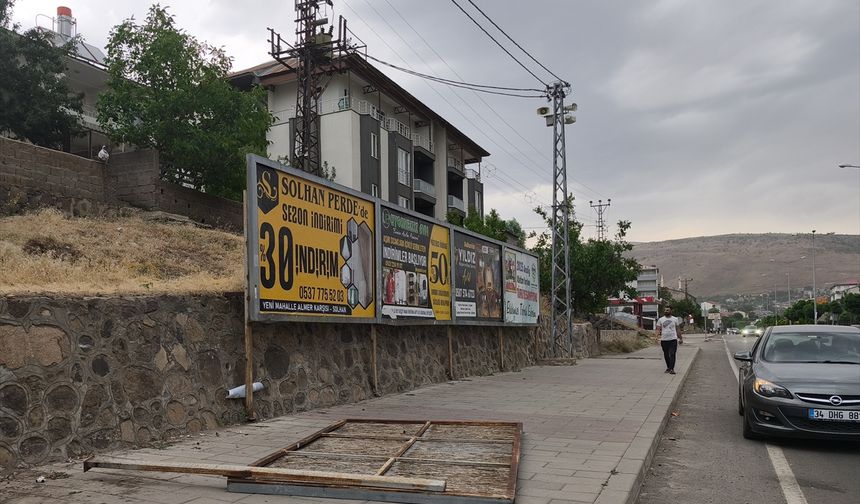 Üzerine reklam panosu düşen kişi yaralandı