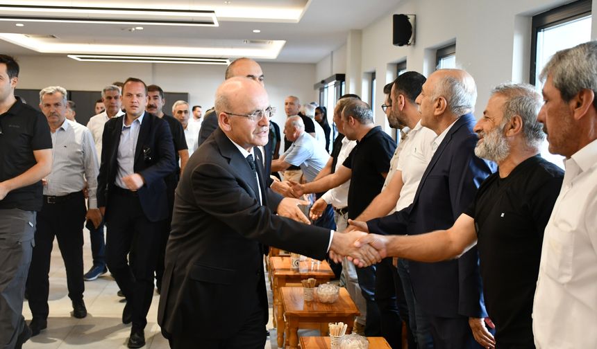 Ağabeyi vefat eden Mehmet Şimşek, Batman'da taziyeleri kabul etti