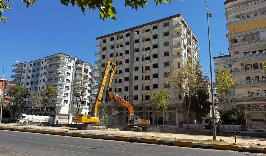 Depremde hasar gören bina yıkılıyor