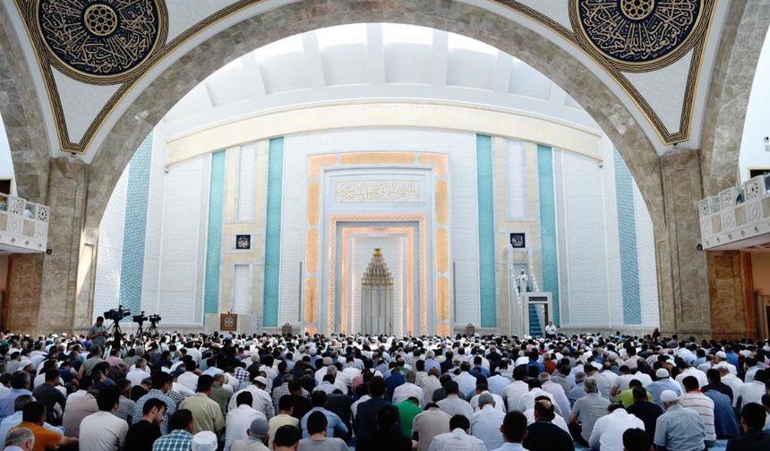 Cuma hutbesi: Ailede huzurun kaynağı; merhamet ve muhabbet