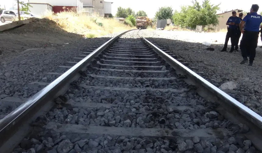 Muş'ta tren öğrenci servisine çarptı: 17 yaralı