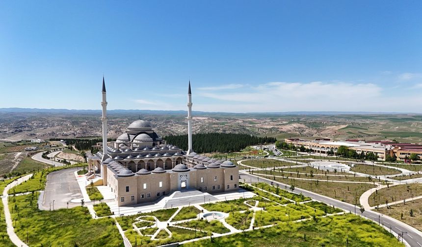 Batman Üniversitesi Camii'nde ilk Cuma namazı kılındı