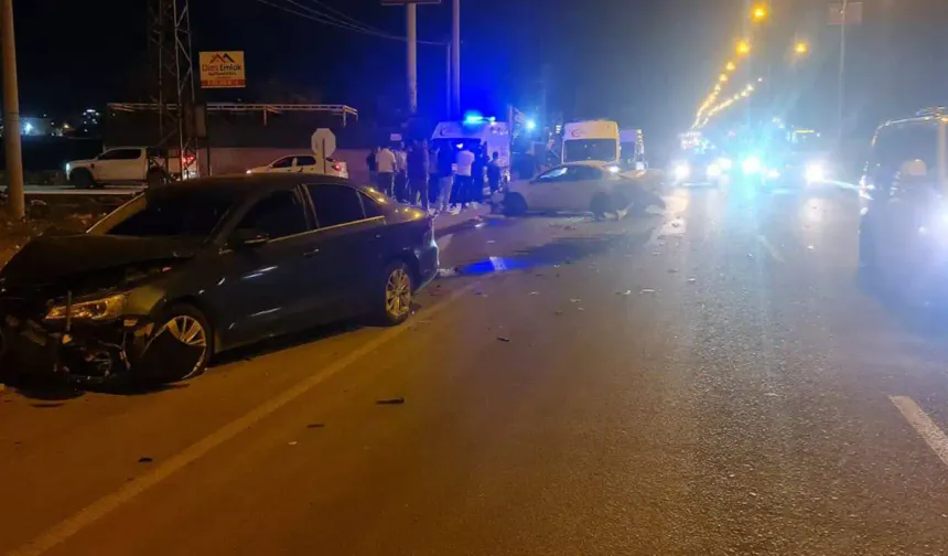 Adıyaman'da iki otomobil kafa kafaya çarpıştı: 2 yaralı