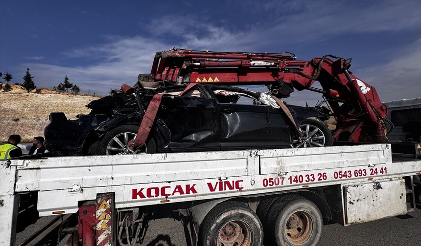 Gaziantep'te refüje çarpan araçtaki 1 kişi öldü, 4 kişi yaralandı