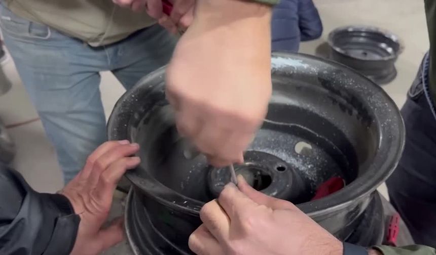 Otomobilin jantına gizlediler ama yakalandılar