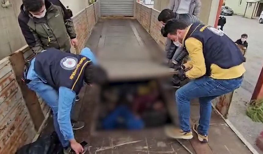 Bitlis’te tırın gizli bölmesinden 20 düzensiz göçmen çıktı