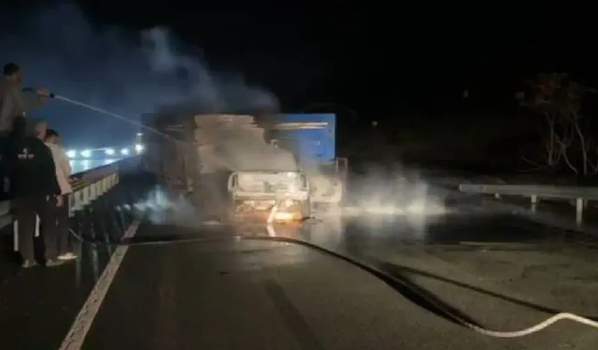 Elazığ-Bingöl kara yolunda kaza: Otomobil traktöre çarpıp yandı