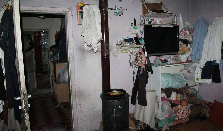 Harabe evde yaşam mücadelesi veren aile yardım bekliyor