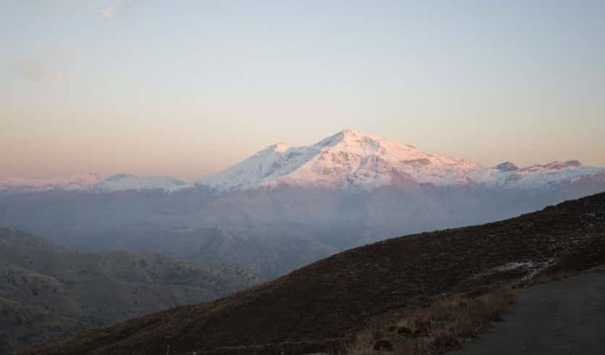 Mereto Dağı'na mevsimin ilk karı düştü