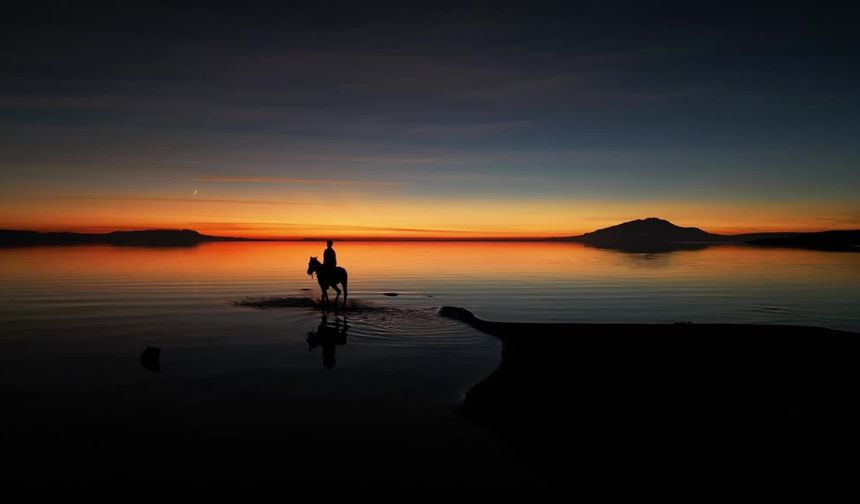 Van Gölü'nde gün batımı: Kartpostallık görüntü