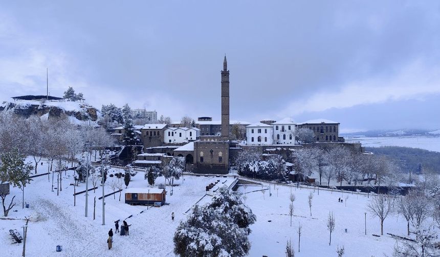 Diyarbakır'da kar, tarihi yapılara ayrı bir güzellik kattı