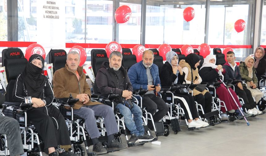 Batman'da engellilere 55 tekerlekli sandalye dağıtıldı