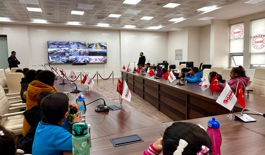 Şırnak'ta ilkokul öğrencileri 112 Acil Çağrı Merkezini ziyaret etti
