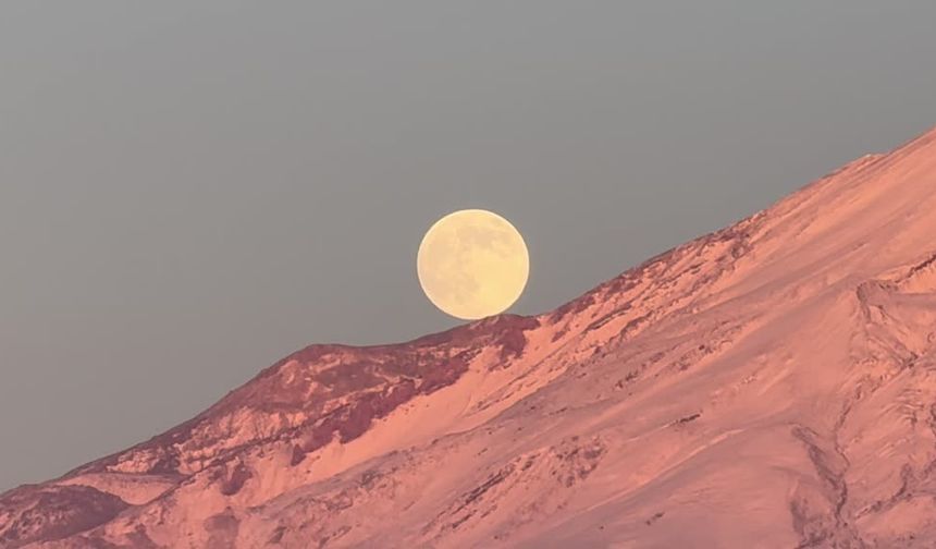 Ağrı Dağı'nın dolunayla kartpostallık görüntüleri