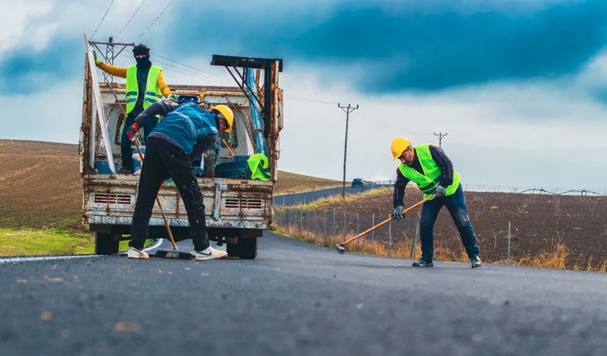 Batman'da köy yollarında yol çizgi ve işaretlemeleri yapıldı