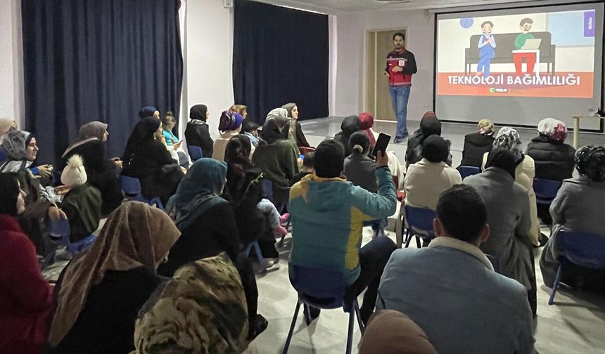 Batman'da velilere "teknoloji bağımlılığı" eğitimi verildi