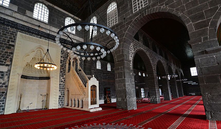 İnsan: Kâinatın gözbebeği