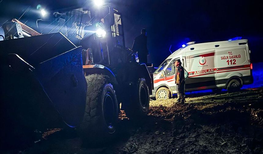 Çamura saplanan ambulans zamanında kurtarıldı