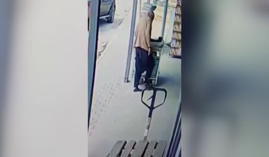 Çamurlu ayakkabısını çıkarıp markete çorapla girdi