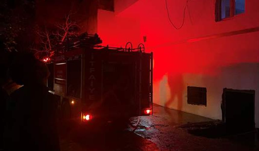 Diyarbakır'a sınır ilçede apartman yangını: 9 kişi dumandan...