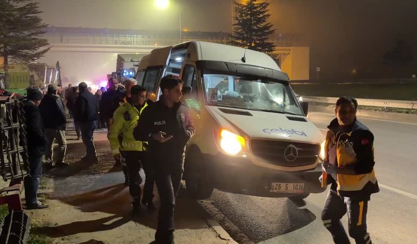 Eskişehir’de tır ile servis minibüsü çarpıştı: 9 yaralı