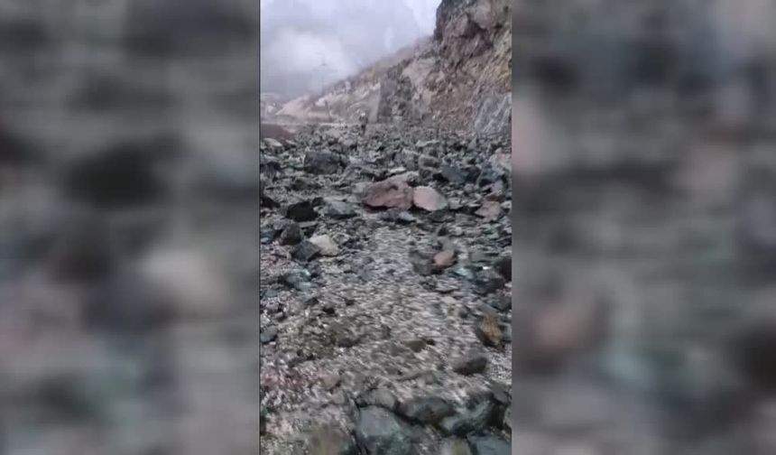 Hakkari'de heyelan nedeniyle kapanan yol açıldı