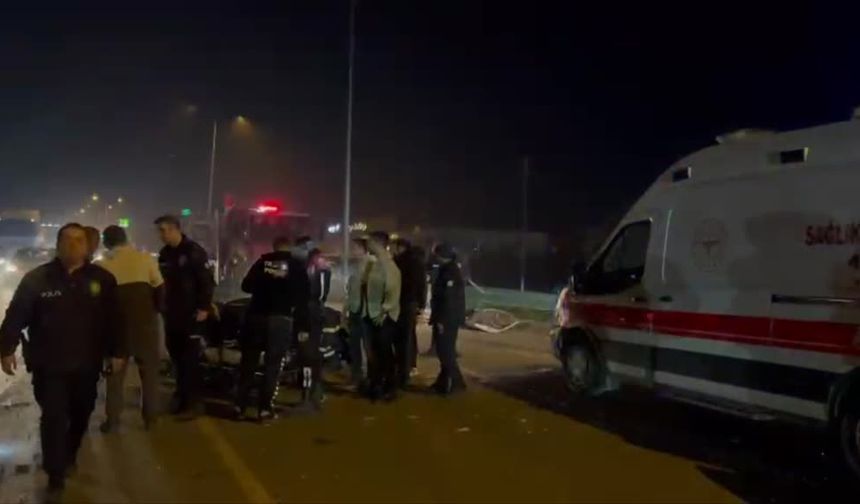 Hatay’da tırla çarpışan otomobil ikiye ayrıldı