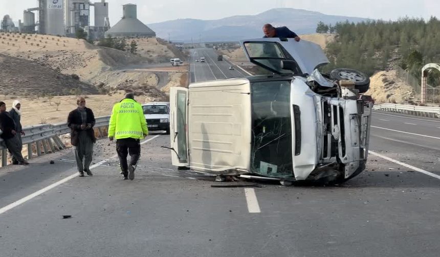 Kilis'te minibüs ile otomobil çarpıştı: 3 yaralı