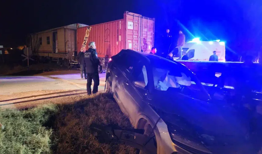 Malatya'da tren otomobile çarptı: 2'si çocuk 5 yaralı
