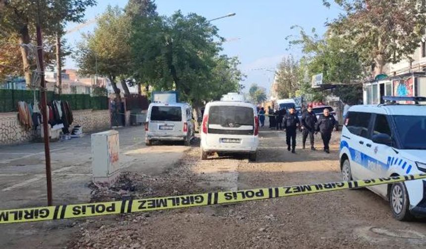 Otomobilin çarptığı çocuk öldü, mahalleli yolu trafiğe kapattı