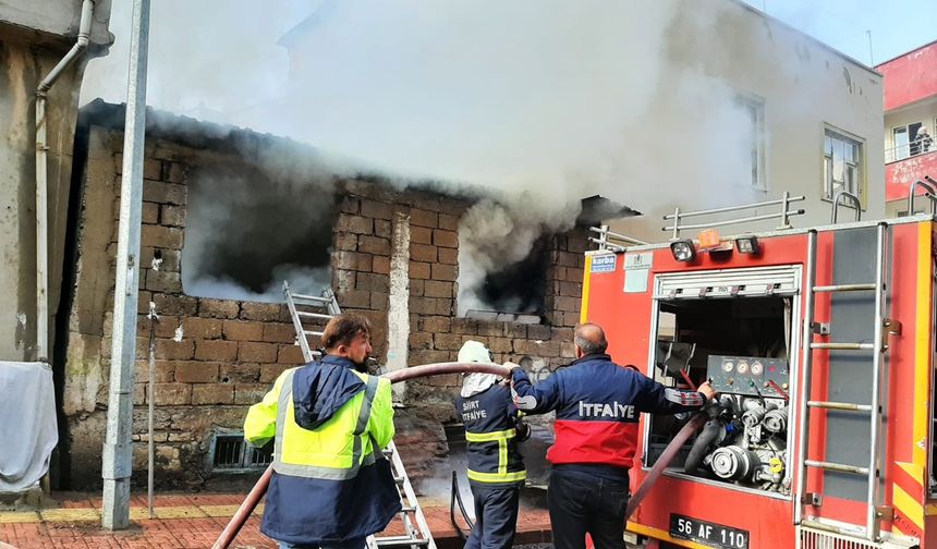 Siirt’te evin odunluğunda çıkan yangın söndürüldü