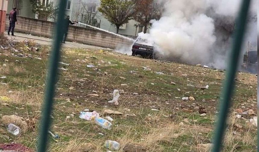 Siirt'te park halindeki araç alev alev yandı