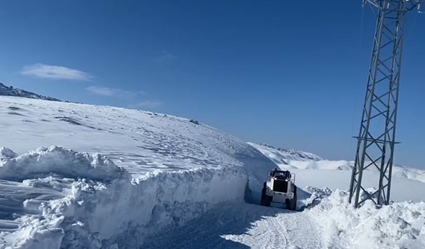 Şırnak’ta kar nedeniyle kapanan köy yolları için çalışmalar sürüyor