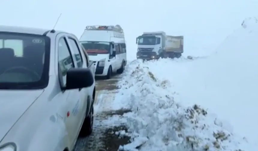 Şırnak'ta kara saplanan minibüsteki 12 kişi kurtarıldı