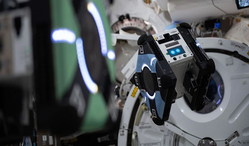 Yapay zekâ, uzayda serbest uçuş yapan robotu başarıyla yönlendirdi