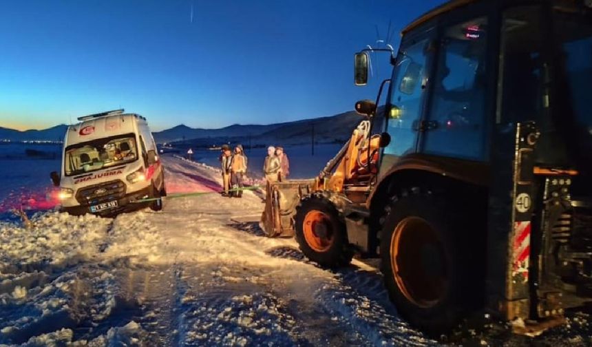 Hazro’da hasta almaya giden ambulans şarampole devrildi