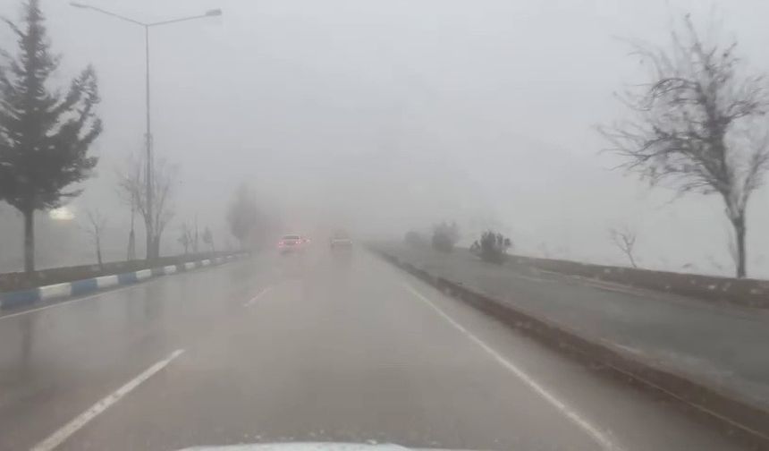 Besni'de yoğun sis ve sağanak etkili oldu