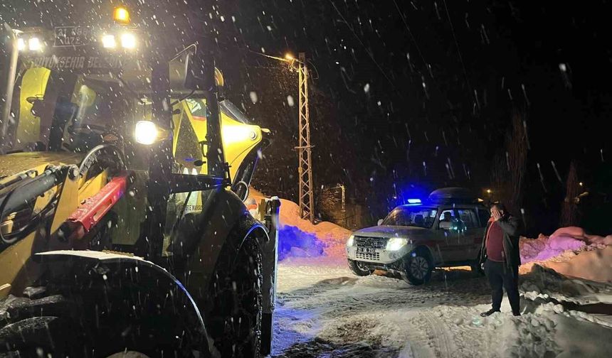 Diyarbakır'da ambulans, çığ nedeniyle kapanan yolda mahsur kaldı