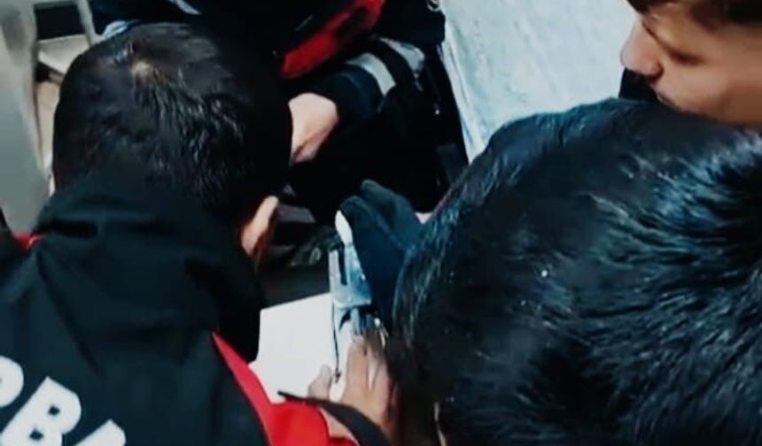 Diyarbakır'da bir gencin parmağı zımbaya sıkıştı