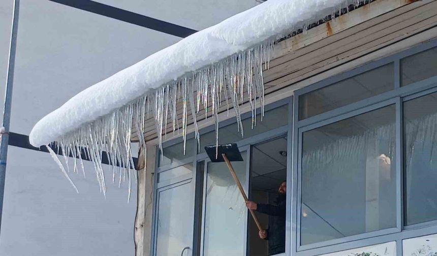 Diyarbakır'ın o ilçesinde çatılarda buz sarkıtları oluştu