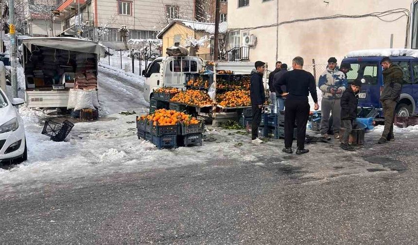 Kulp'ta kar nedeniyle pazar esnafının çoğu tezgah açamadı