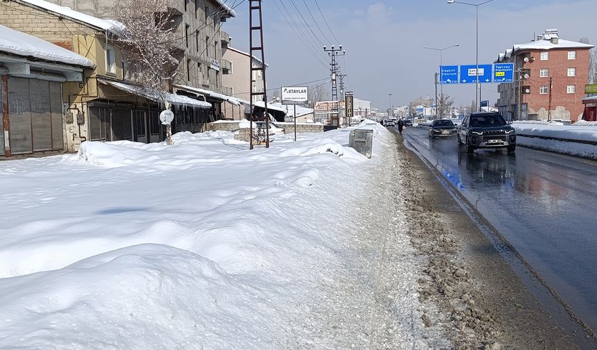 Ağrı’da çatılar çöktü, vatandaş kaldırıma hasret kaldı