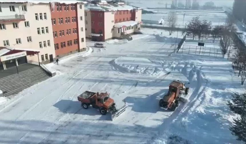 Ağrı'da kardan kapanan yollar açılıyor