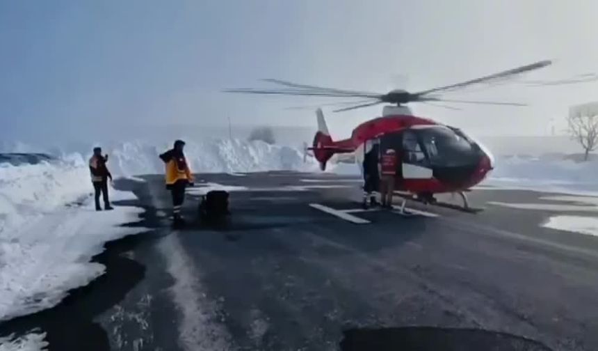 Bitlis'te kapanan köy yolunda ambulans helikopter seferber oldu