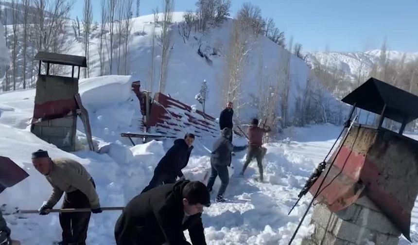 Bitlis’te kar kalınlığı 1 metreyi buldu, Evin çatısı çöktü