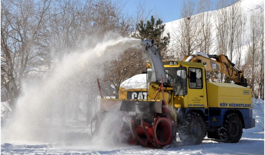 Bitlis’te köy yollarının açılması için çalışmalar sürüyor